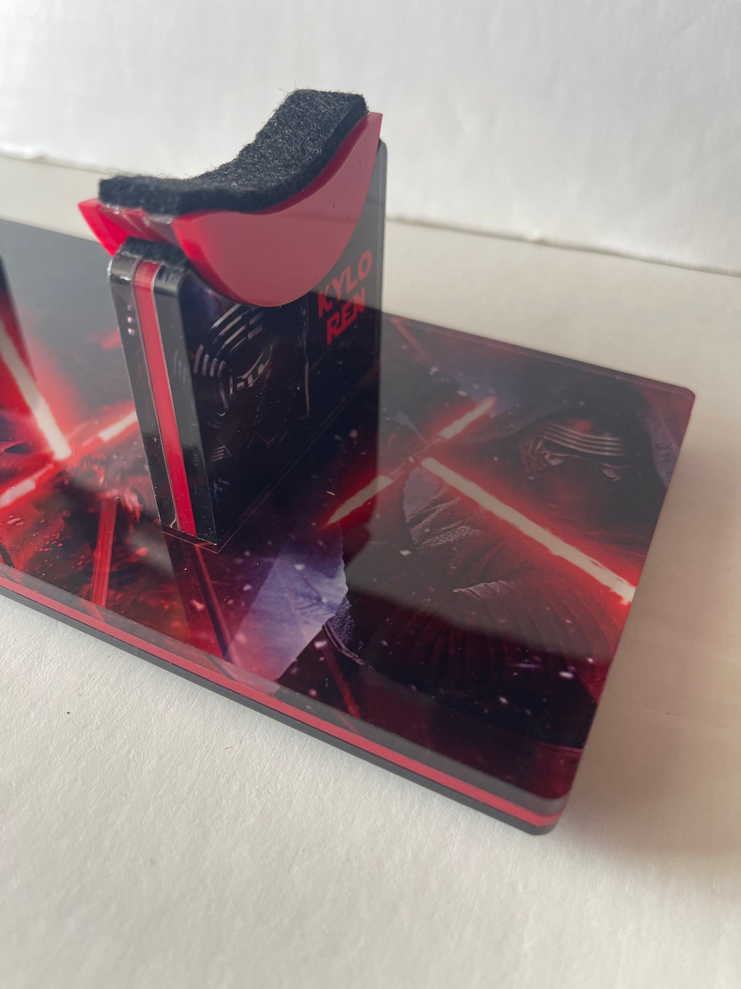 STAR WARS IMAGE LIGHTSABER STAND - KYLO REN - RED