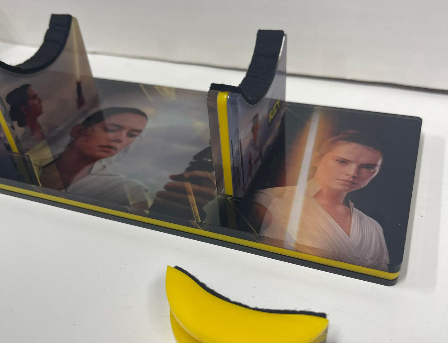 STAR WARS IMAGE LIGHTSABER STAND - REY - YELLOW